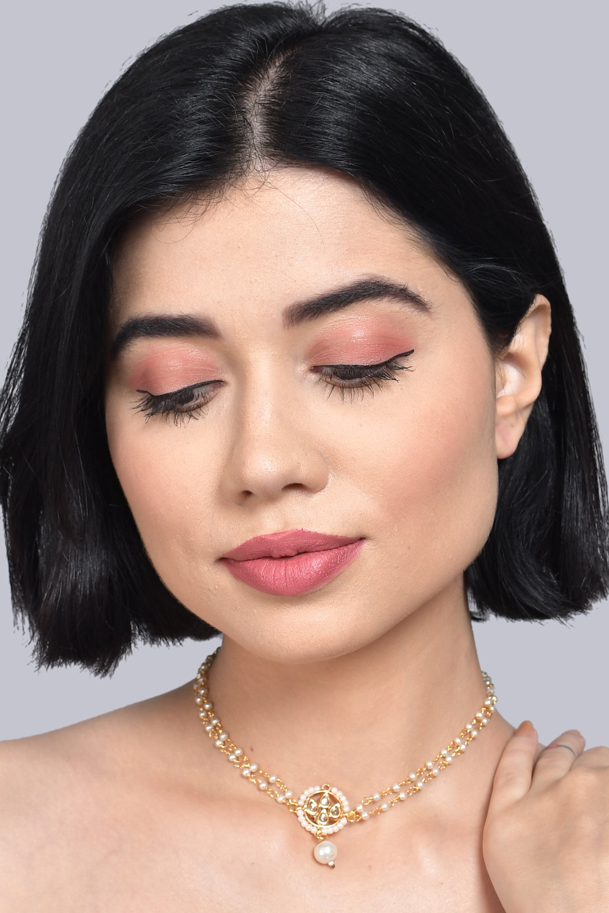 Sleek moon shaped kundan inspired choker