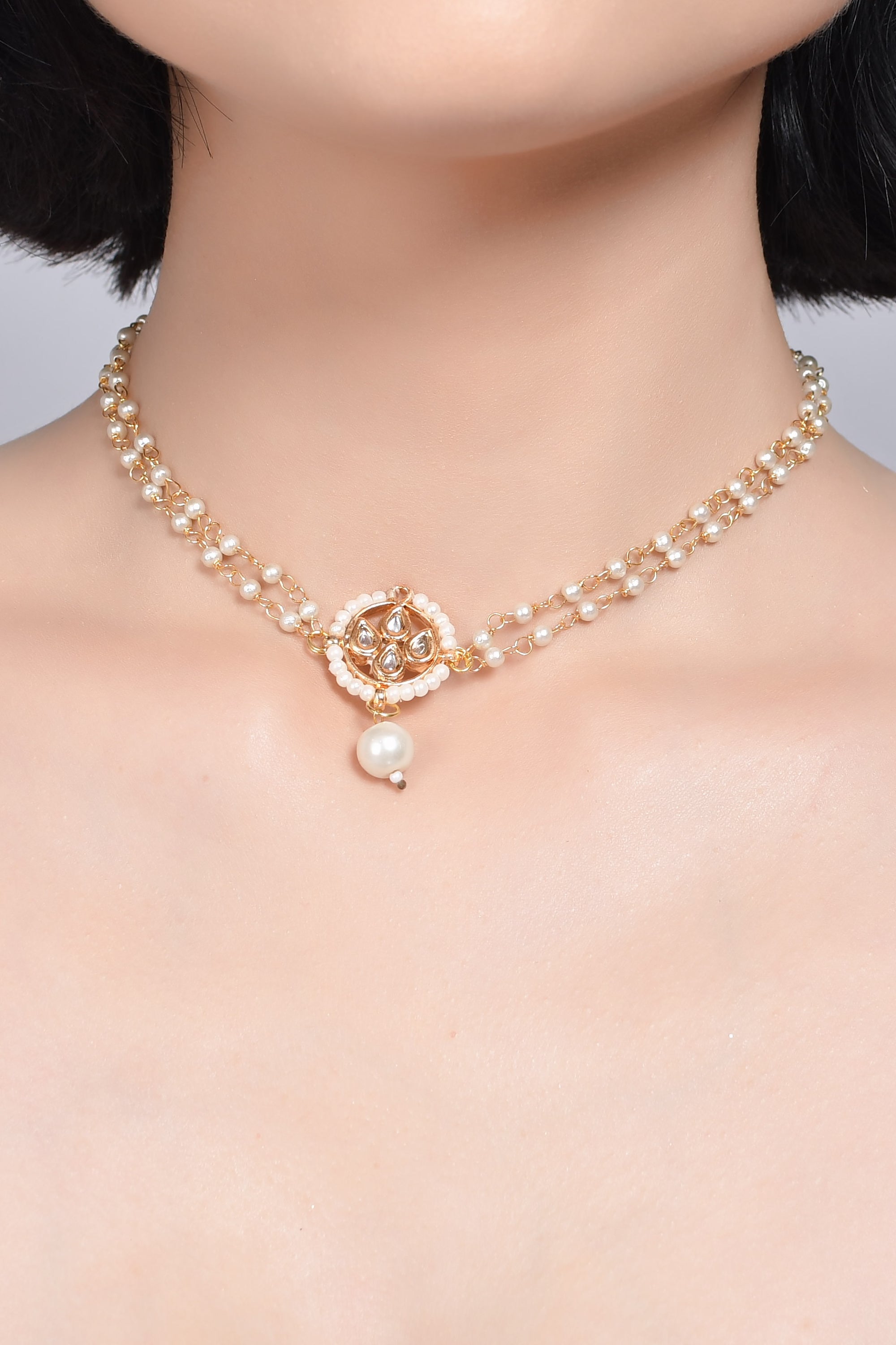 Sleek moon shaped kundan inspired choker