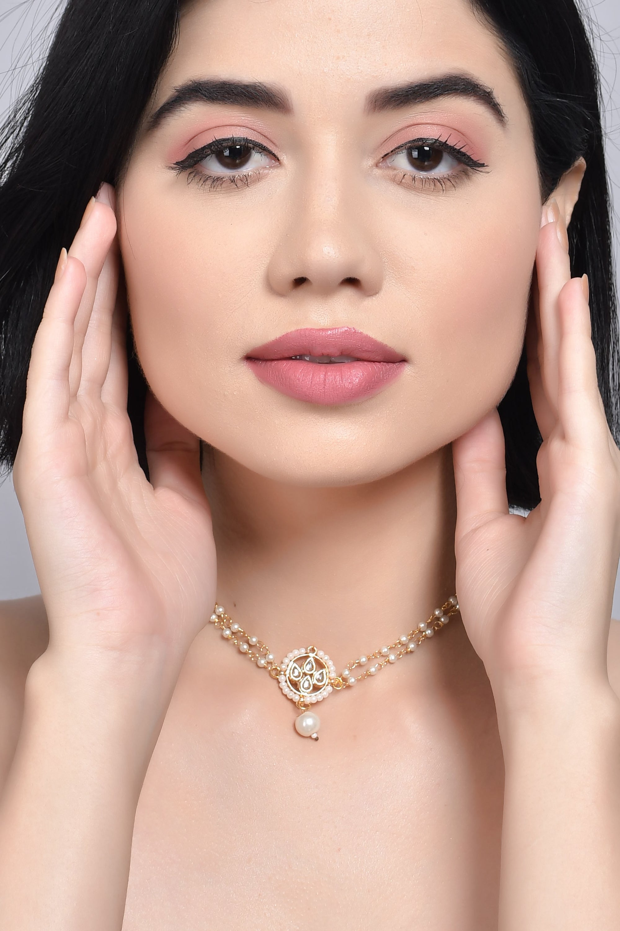 Sleek moon shaped kundan inspired choker