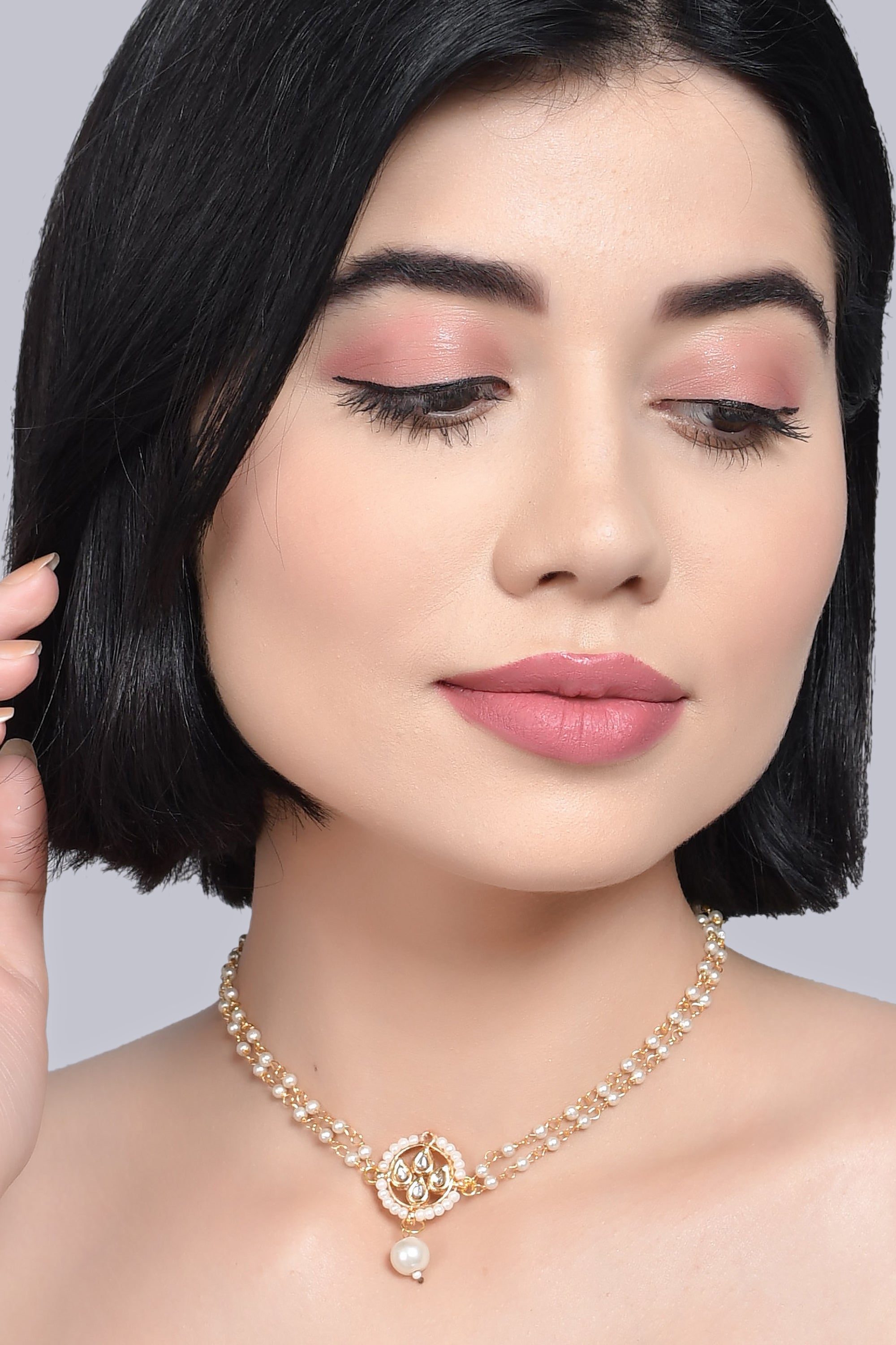 Sleek moon shaped kundan inspired choker